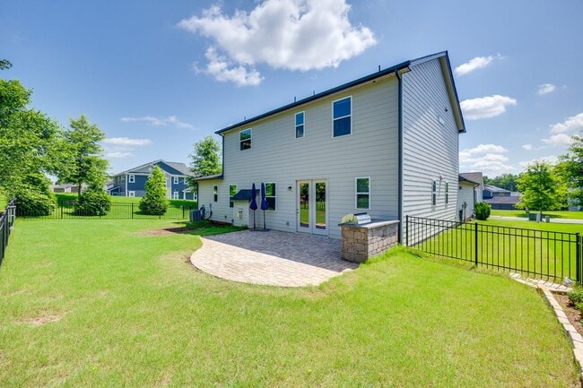 Building Photo - Gorgeous 4 bed 3.5 bath French country hom...