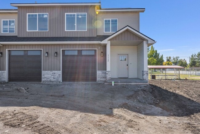 Building Photo - Modern Luxury Townhome in Prime Location –...