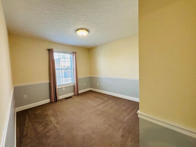 Building Photo - 3 Bedroom 2.5 Bath Townhouse
