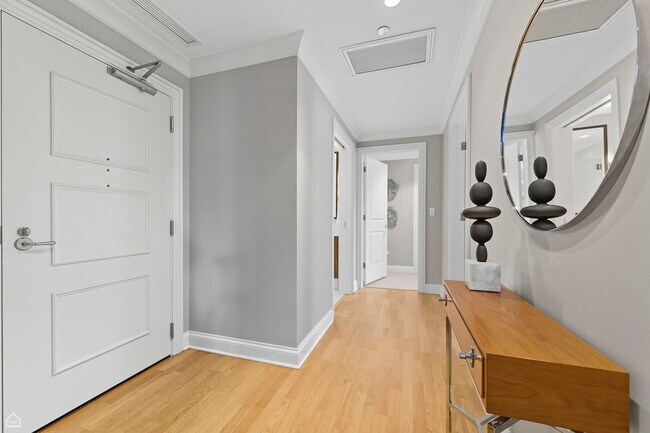Building Photo - 10 E Delaware Pl