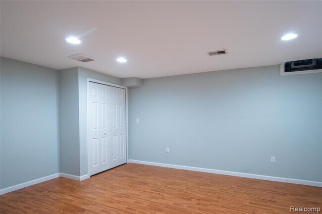 Building Photo - 41063 Millbrook Dr