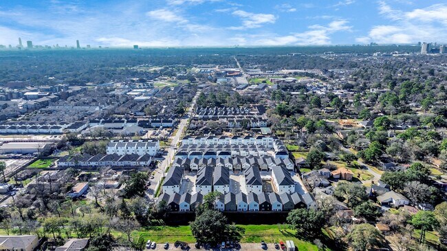 Building Photo - 9005 Laverne Oak Ln