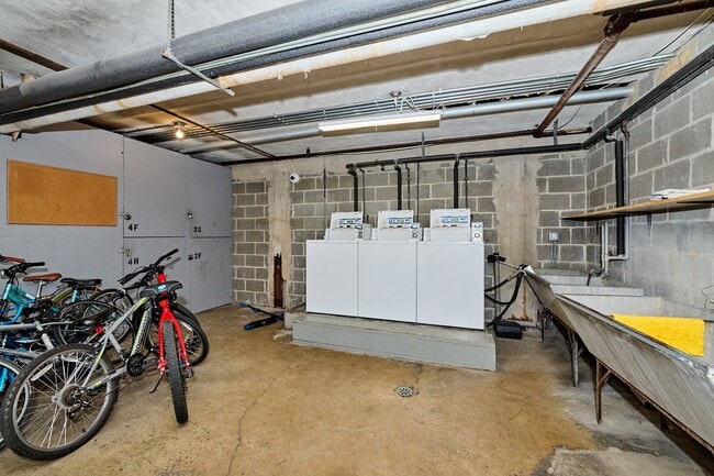 Building Photo - 2424 W Estes Ave