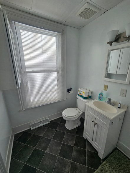 Building Photo - 842 Capital Ave NE