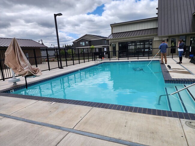 Building Photo - 3 bedroom Townhouse with Pool Access and E...