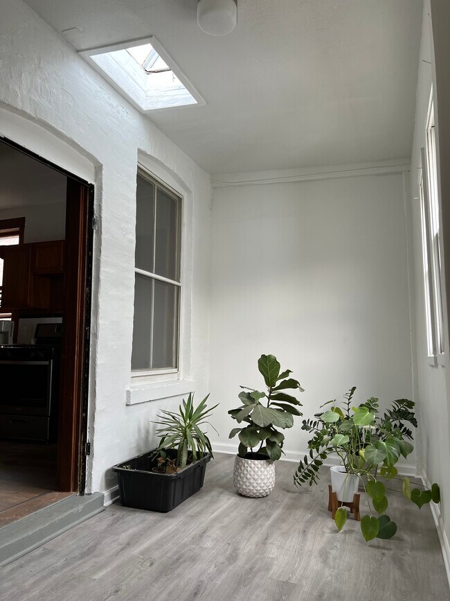 Building Photo - 888 N Sacramento Blvd