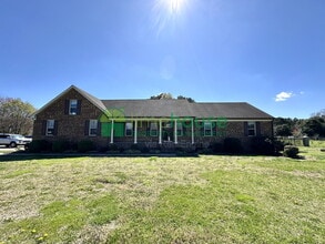 Building Photo - 700 Middle Rdg Dr