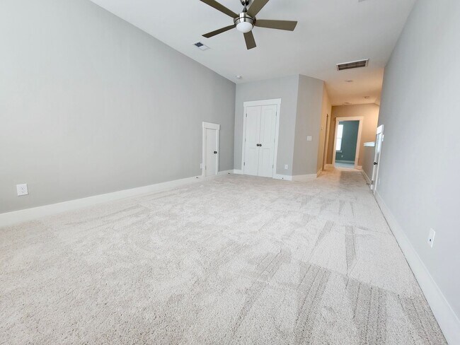 Building Photo - Like new in Midtown - 3 bedrooms plus addi...