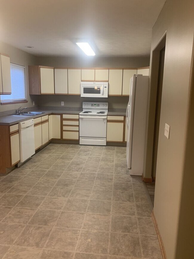 Building Photo - 6630 Shadow Pines Dr