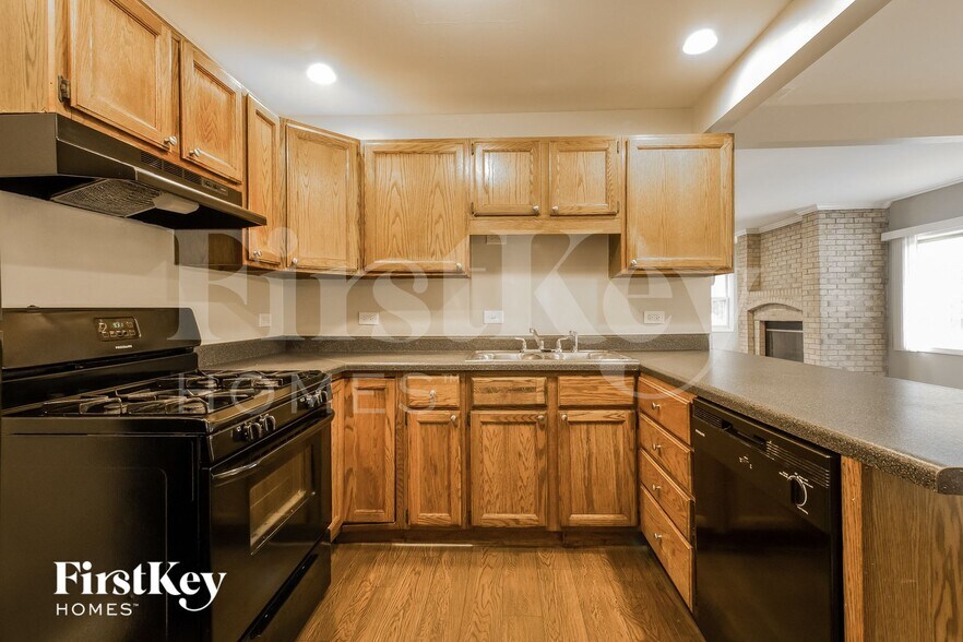 Building Photo - 611 W Oakwood Dr