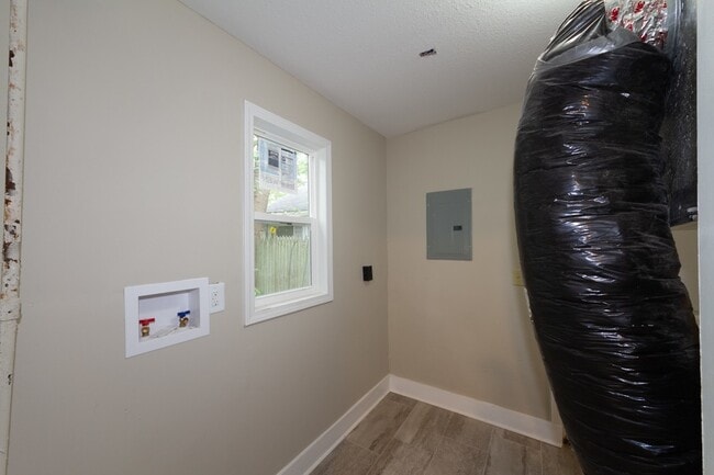 Building Photo - Completely remodeled 3 bed 1 bath home rea...