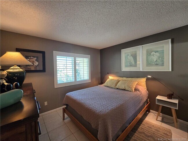 Building Photo - 5564 NE Gulfstream Way