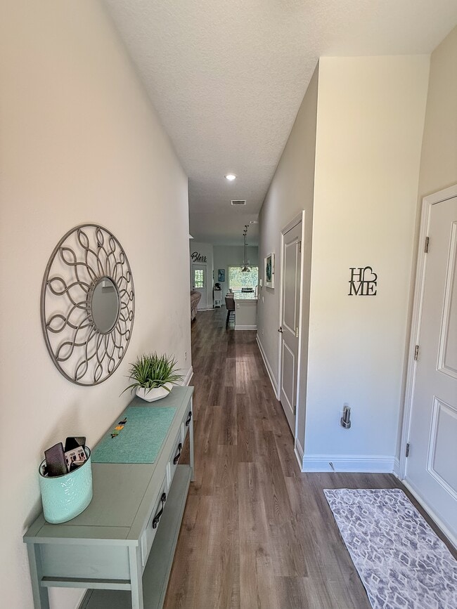 Building Photo - 2437 Hilton Dr