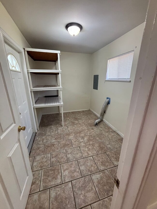 Building Photo - Central Bossier Beauty!