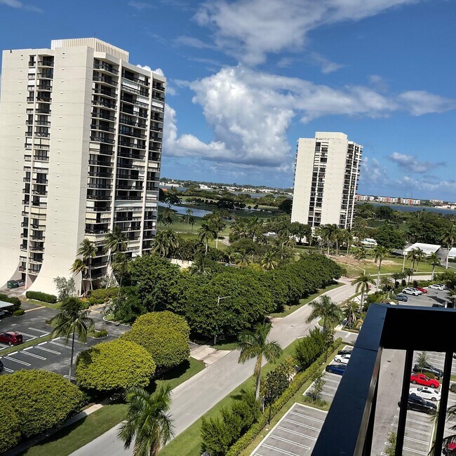 Building Photo - 2425 Presidential Way