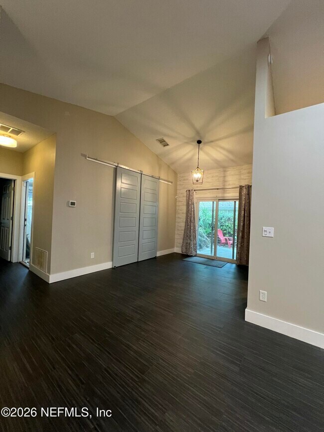 Building Photo - 1115 Main St