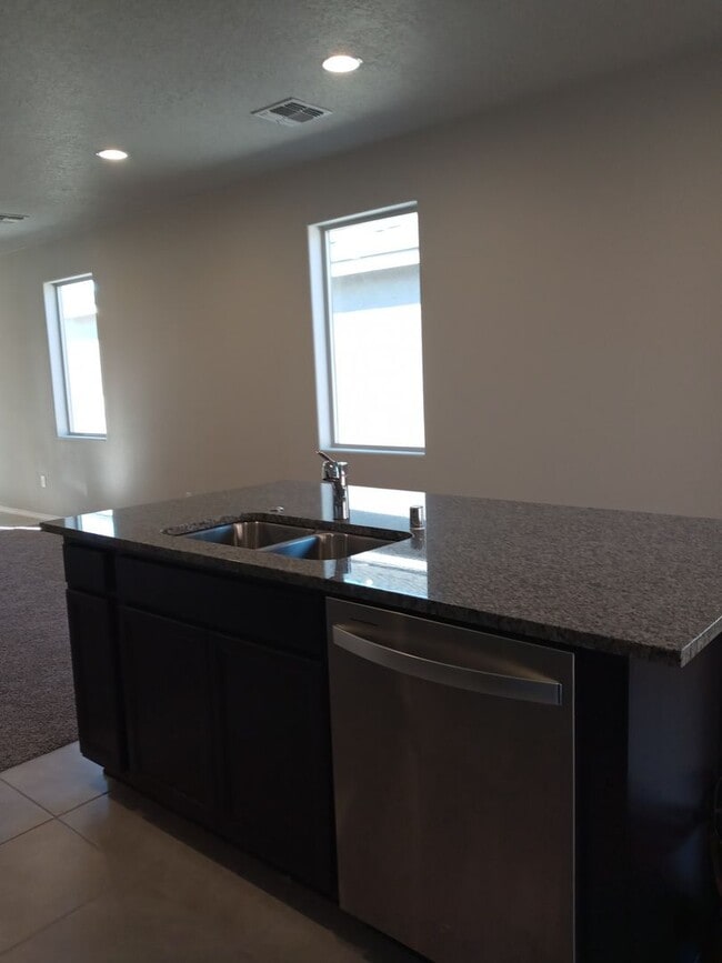 Building Photo - EASY SANTA FE LOS ALAMOS COMMUTE!!