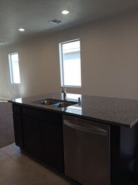 Building Photo - EASY SANTA FE LOS ALAMOS COMMUTE!!