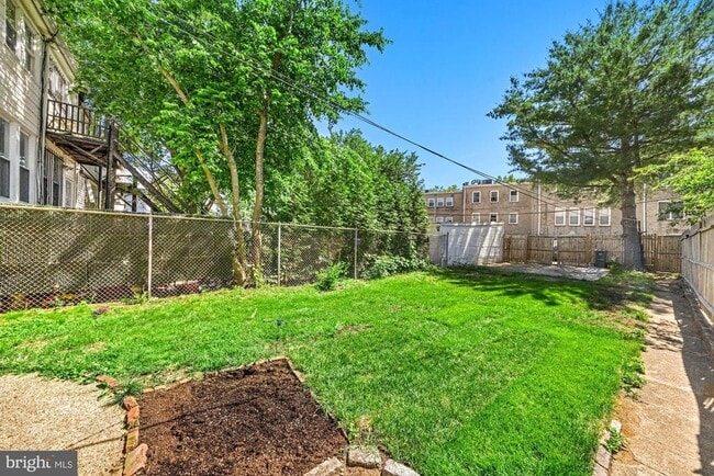 Building Photo - 747 Kentucky Ave SE