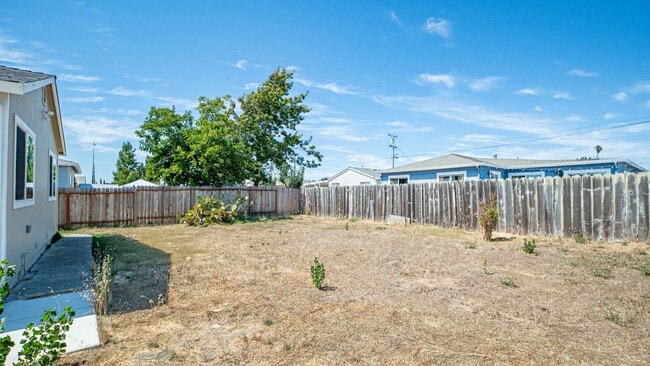 Building Photo - For Rent: Beautifully Updated 3-Bedroom Ho...