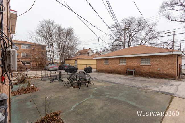 Building Photo - charming 2-bedroom, 1-bathroom apartment i...