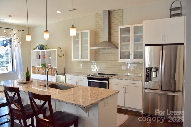 Building Photo - 916 Westbrook Dr