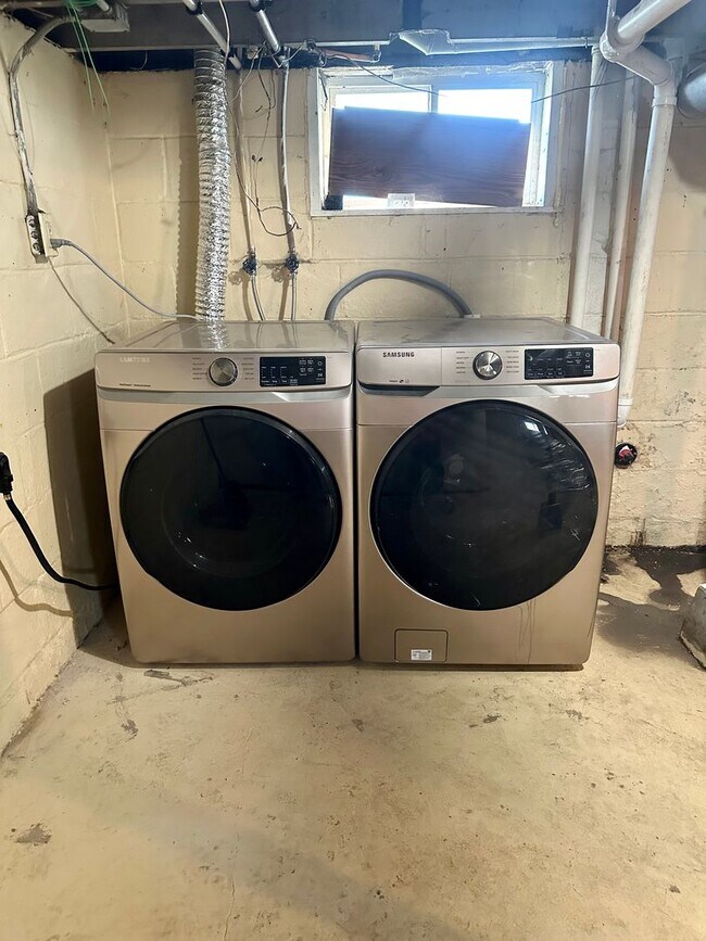 Building Photo - $1,175 | 1 Bedroom 1 Bath | Studio House | W&D | Fenced Yard | Central A/C