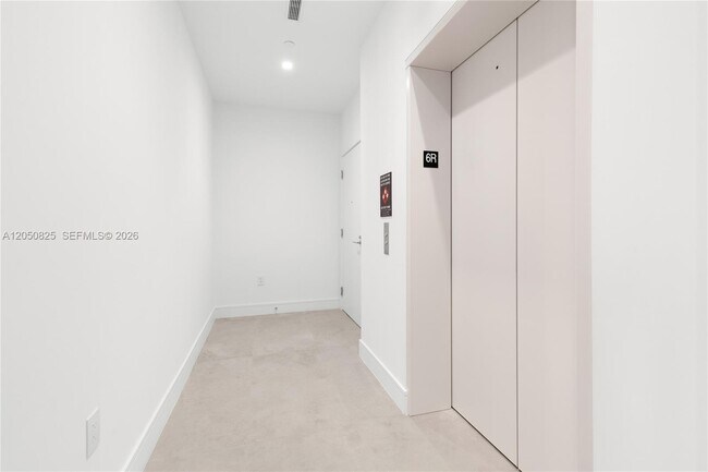 Building Photo - 2411 Laguna Cir