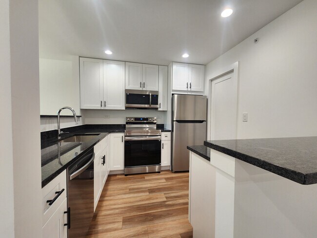 Building Photo - 915 Shorewood