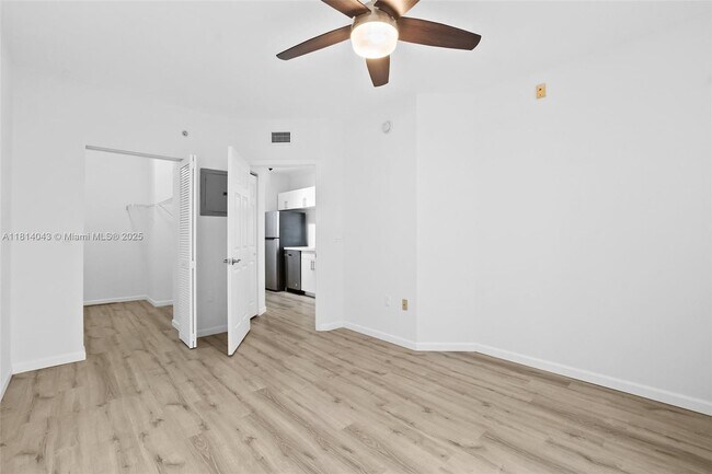 Building Photo - 17145 N Bay Rd
