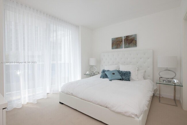 Building Photo - 200 S Biscayne Blvd