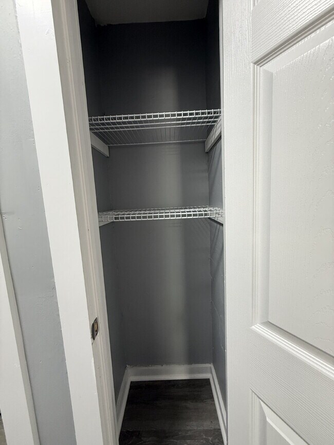 Building Photo - 1/2 off one month!!!  Call for details, Section 8 accepted. 2-Bedroom Apartment in Huntsville - P...