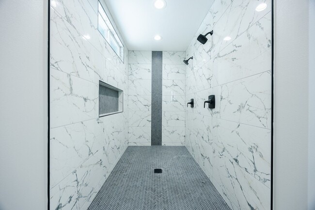 Building Photo - New modern studio with one bath