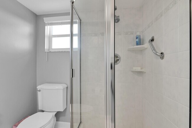 Building Photo - 1169 Hillsboro Mile