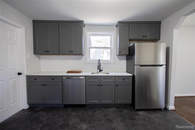 Building Photo - 1308 E Milton Ave