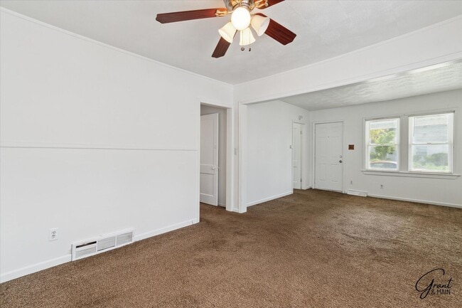 Building Photo - 3 bedroom bungalow $1300