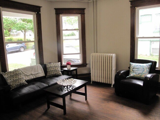 living 2 - 409 Dryden Rd
