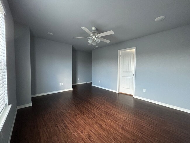 Building Photo - Townhouse with Garage - Minutes from Downt...