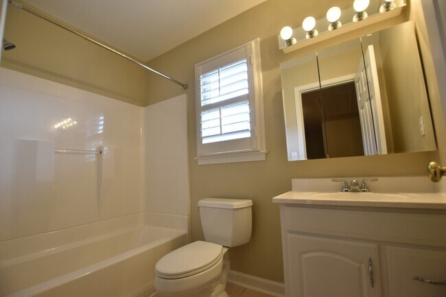 Building Photo - 2106 Glenellen Dr NW