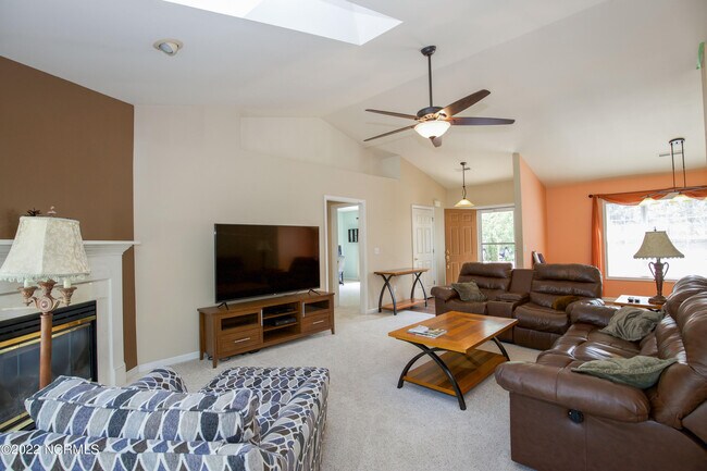 Building Photo - 127 Pine Lake Dr