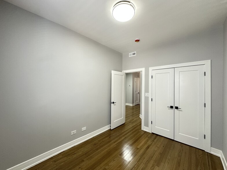 Building Photo - 3828 N Wilton Ave