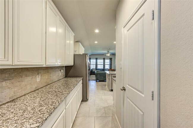 Building Photo - 9011 Hemlock Dr