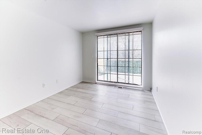 Building Photo - 1631 S Hill Blvd