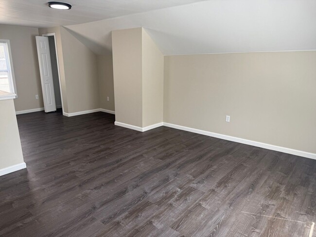 Building Photo - Renovated 3-Bedroom Home – We Welcome Sect...