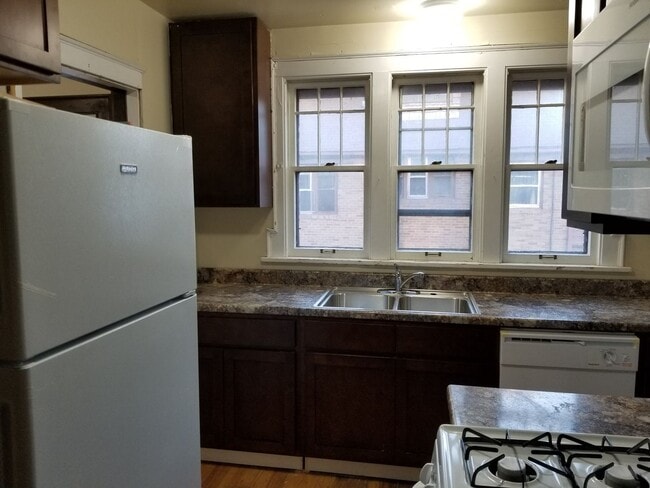 Building Photo - 2009-2011 University Ave