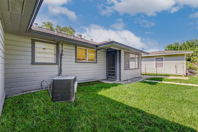Building Photo - 6507 Heron Dr