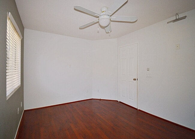 Building Photo - 3-Bedroom Home, Large backyard  & Pets Welcome