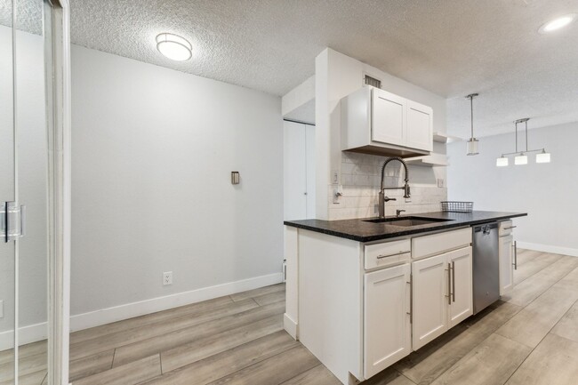 Building Photo - Charming 2BR Condo in Denver