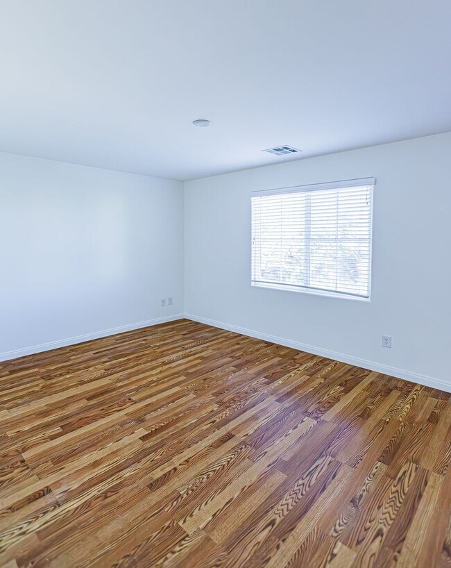 Building Photo - Beautiful 2 story Home