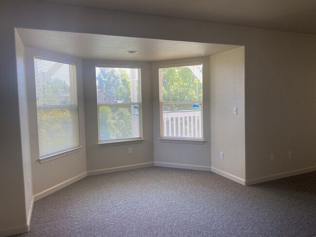 Building Photo - Beautiful Lakefront Home in the Vineyard! 55+ community